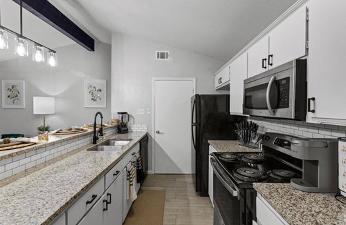 West Arlington House | Modern 2BR 4 Mi to AT&T Stadium Sleeps 6