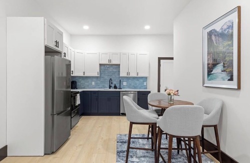 St. Louis Apartment | Modern 2BR apartment with stylish kitchen, WIFI & FREE PARKING!