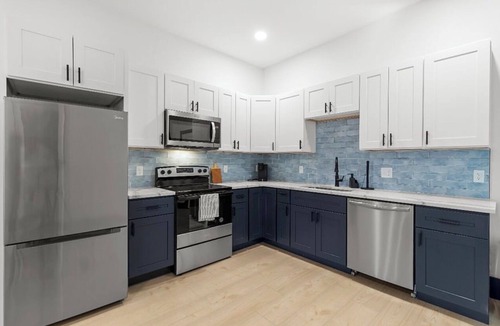 St. Louis Apartment | Modern 2BR apartment with stylish kitchen, WIFI & FREE PARKING!