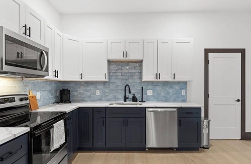 St. Louis Apartment | Modern 2BR apartment with stylish kitchen, WIFI & FREE PARKING!