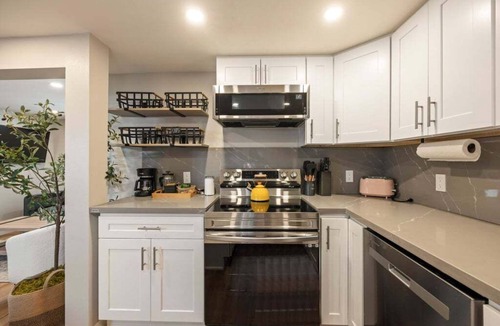 Seattle Metro Area House | Modern 2BR APT Mid-Term Stay — Full AC & Heating