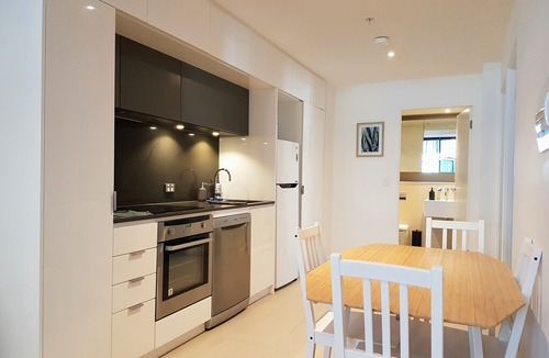Carlton South Apartment | Modern 2BR CBD Apartment with Spa, Foxtel and Wifi