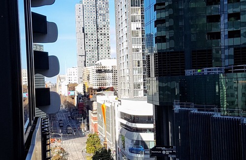 Carlton South Apartment | Modern 2BR CBD Apartment with Spa, Foxtel and Wifi