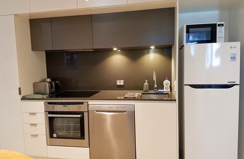 Carlton South Apartment | Modern 2BR CBD Apartment with Spa, Foxtel and Wifi