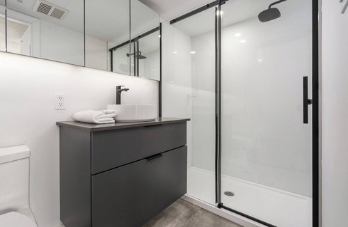 Griffintown Apartment | Modern 2BR Condo in Griffintown – Stylish & Convenient