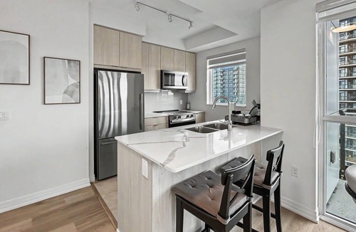 Hurontario Apartment | Modern 2BR+Den Condo near Square One | Sleeps 6 | Mins to Pearson YYZ