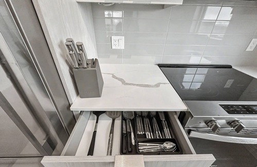 Hurontario Apartment | Modern 2BR+Den Condo near Square One | Sleeps 6 | Mins to Pearson YYZ