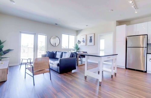 Groveton Apartment | Modern 2BR + Den with Balcony & Gym