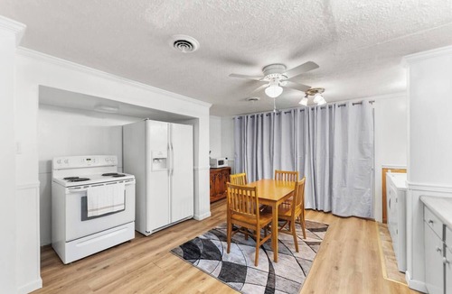 Edray Apartment | Modern 2BR Downtown | Greenbrier Trail Access