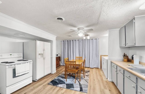 Edray Apartment | Modern 2BR Downtown | Greenbrier Trail Access