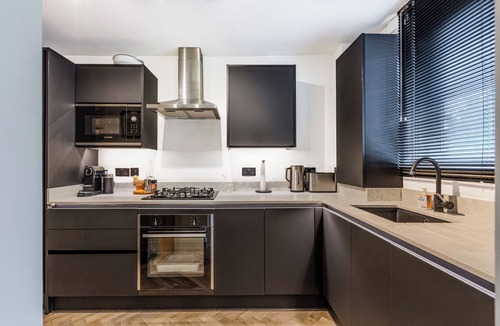 Hackney Downs Apartment | Modern 2BR Duplex in Clapton, 1min Rectory Rd. St.