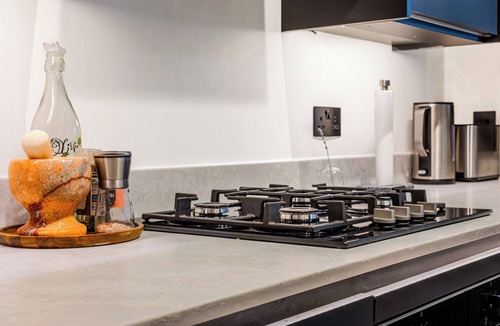 Hackney Downs Apartment | Modern 2BR Duplex in Clapton, 1min Rectory Rd. St.