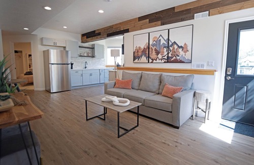 Sandy House | Modern 2BR Escape | Mountain Views & Gully Access
