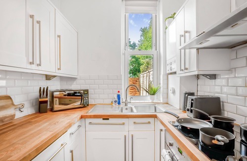 Croham Apartment | Modern 2BR Flat|Terrace|Free Parking|Rail Station