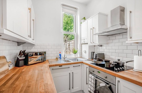 Croham Apartment | Modern 2BR Flat|Terrace|Free Parking|Rail Station