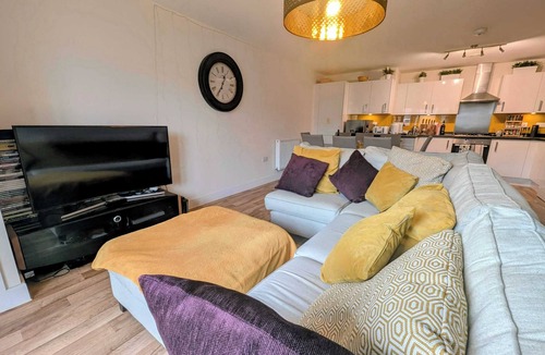 Hersham Apartment | Modern 2BR Flat | Parking | Balcony | WiFi