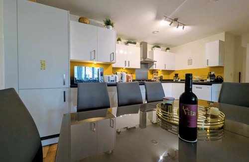 Hersham Apartment | Modern 2BR Flat | Parking | Balcony | WiFi