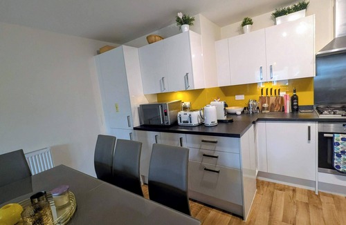 Hersham Apartment | Modern 2BR Flat | Parking | Balcony | WiFi