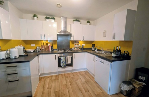 Hersham Apartment | Modern 2BR Flat | Parking | Balcony | WiFi