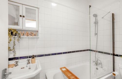 Croham Apartment | Modern 2BR Flat-Terrace-Free Parking-Rail Station