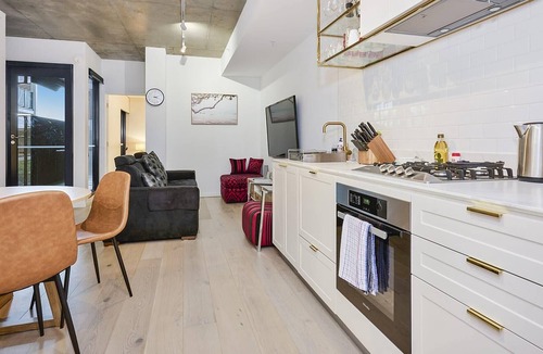 Hawthorn East Apartment | Modern 2BR Getaway Su