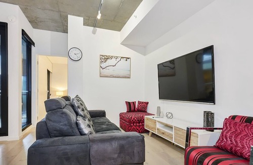 Hawthorn East Apartment | Modern 2BR Getaway Su