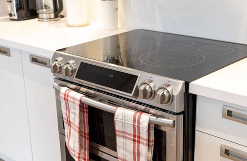 Innisfil Apartment | Modern 2BR Getaway in Innisfil Private Balcony BBQ