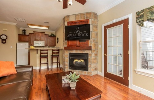 Branson Hotel | Modern 2BR Haven at Great Rock Resort