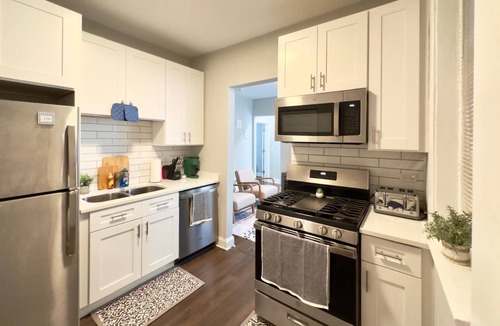 Albany Park Apartment | Modern 2BR, Ideal Location Near Local Spots