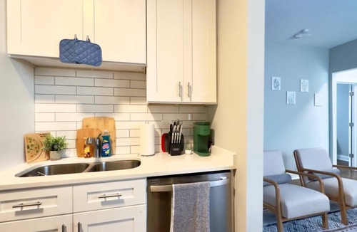 Albany Park Apartment | Modern 2BR, Ideal Location Near Local Spots