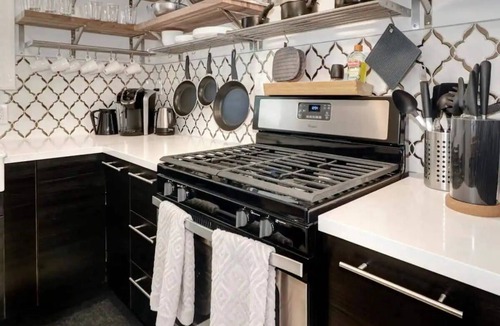 North Oak Park House | Modern 2BR in Curtis Park by Med Center - Laundry!