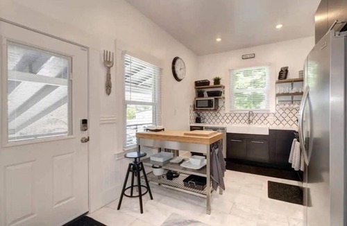 North Oak Park House | Modern 2BR in Curtis Park by Med Center - Laundry!