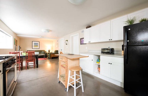 Upper Telegraph Apartment | Modern 2BR in Rockridge/Berkeley, Walkable to Shops, Dining, Grocers, BART