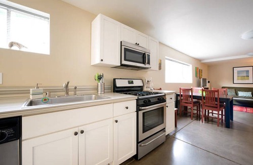Upper Telegraph Apartment | Modern 2BR in Rockridge/Berkeley, Walkable to Shops, Dining, Grocers, BART