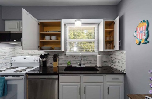 Riverside Apartment | Modern 2BR Near Downtown KC | Free Parking