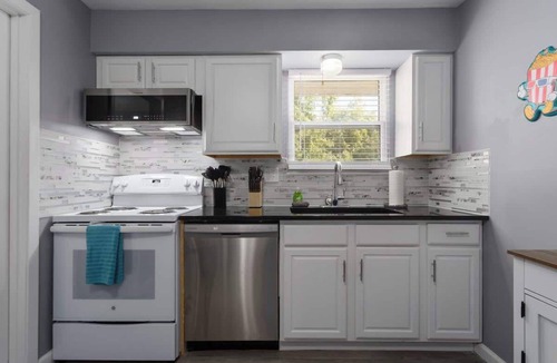 Riverside Apartment | Modern 2BR Near Downtown KC | Free Parking