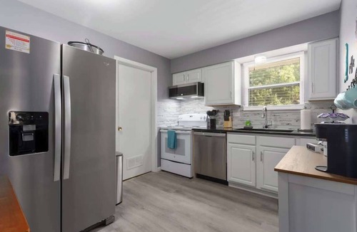 Riverside Apartment | Modern 2BR Near Downtown KC | Free Parking