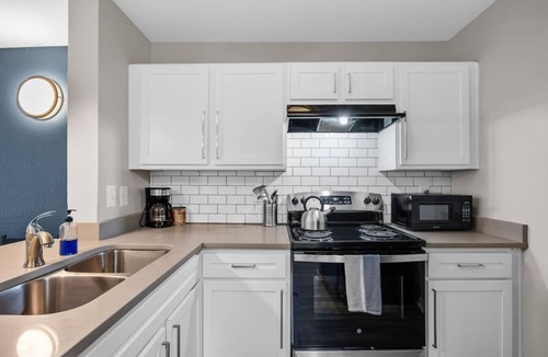 Pleasant Valley Apartment | Modern 2BR near Downtown | Pool, Gym, Free Parking