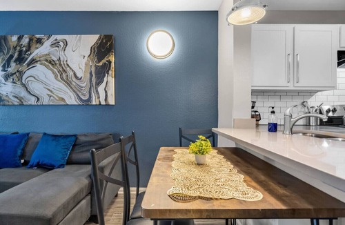 Pleasant Valley Apartment | Modern 2BR near Downtown | Pool, Gym, Free Parking
