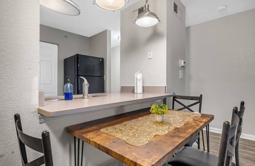 Pleasant Valley Apartment | Modern 2BR near Downtown | Pool, Gym, Free Parking