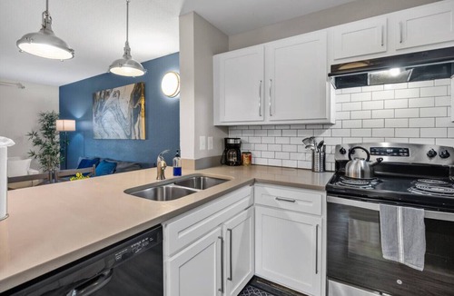 Pleasant Valley Apartment | Modern 2BR near Downtown | Pool, Gym, Free Parking