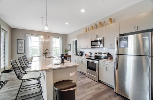 Columbus Apartment | Modern 2BR near OSU | Parking | Elevator | Secure