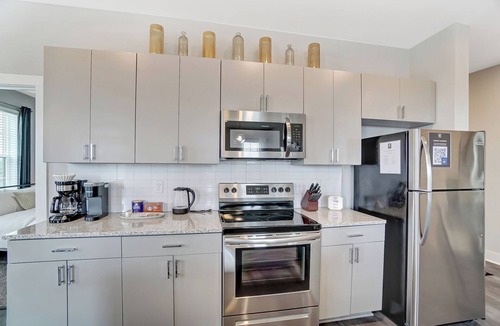 Columbus Apartment | Modern 2BR near OSU | Parking | Elevator | Secure