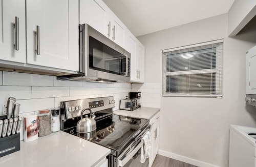 Hyde Park House | Modern 2BR Near UT Hyde Park Evonify