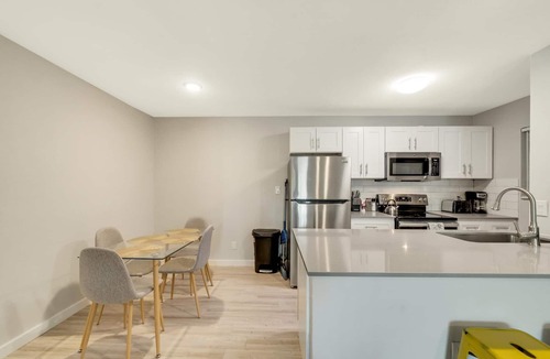 Hyde Park House | Modern 2BR Near UT Hyde Park Evonify