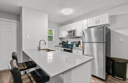 Hyde Park Apartment | Modern 2BR Near UT Hyde Park Evonify