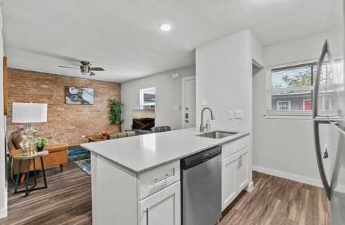 Hyde Park Apartment | Modern 2BR Near UT Hyde Park Evonify