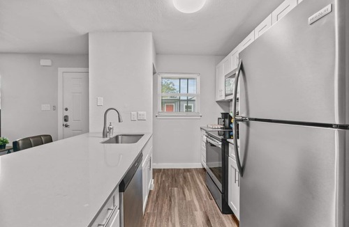 Hyde Park Apartment | Modern 2BR Near UT Hyde Park Evonify