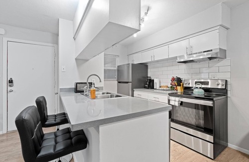 Hyde Park Apartment | Modern 2BR Near UT Hyde Park Evonify