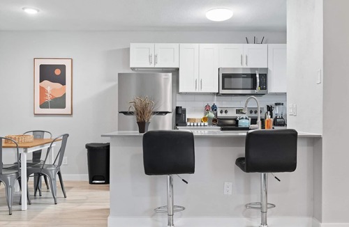 Hyde Park Apartment | Modern 2BR Near UT Hyde Park Evonify